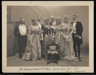 Öt férfi (köztük Coleman Drayton, August Belmont és Frank Hoppin a földön ülve) és négy nő (köztük Mrs. Stuyvesant Fish) portréja a James Hazen Hyde-bálon, New York, január 31.